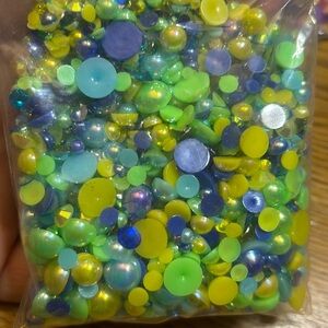 Loose resin rhinestones and pearls